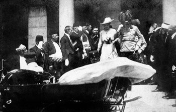 Franz Ferdinand und seine Geliebte Sophie Chotek kurz vor dem Attentat