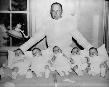 Die Dionne-Fünflinge im Jahr 1934